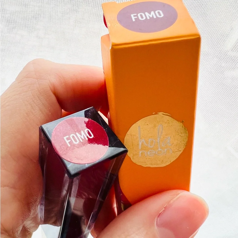5 for 25⚡️Hola Neon Velvet Liquid Lipstick Gloss in FOMO Berry 6.5ml